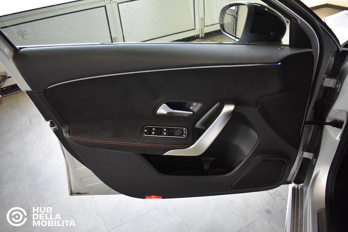 MERCEDES-BENZ A 200 d Automatic Premium